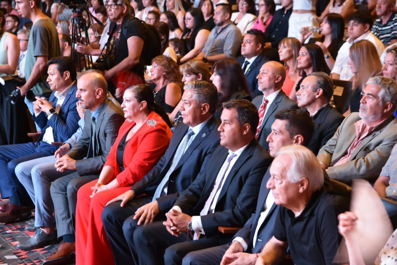 Rolando Figueroa fue a Zapala y se fotografió con los principales actores políticos de la ciudad.