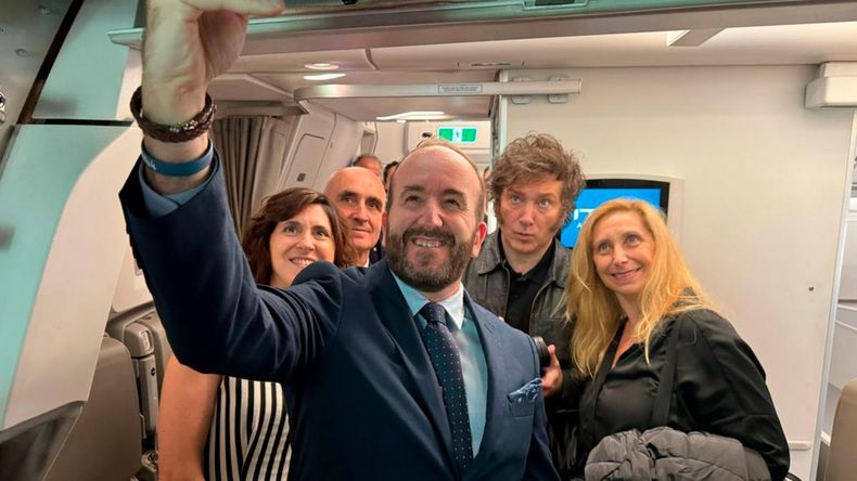La comitiva oficial en el vuelo que los regresó a la Argentina.&nbsp;