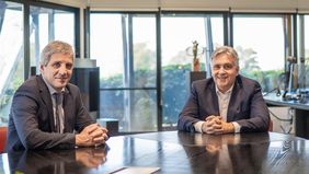 Toto Caputo y Martín Llaryora en la casa de gobierno de Córdoba