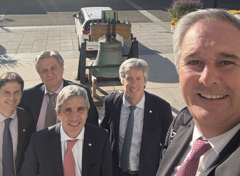 Toto Caputo y su equipo hacen anuncios, pero los mercados quieren dólares