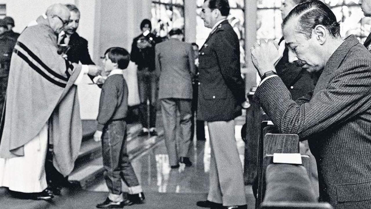 El dictador Jorge Rafael Videla participando de una misa