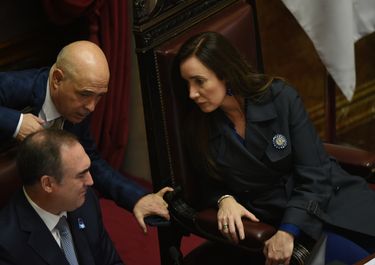 Victoria Villarruel con Bartolomé Abdala y Rubén Giustinian, líderes de La Libertad Avanza en el Senado, donde debe tratarse Ficha limpia.&nbsp;