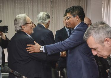 El titular del TSJ de Santa Cruz, Daniel Mariani, y el gobernador Claudio Vidal.
