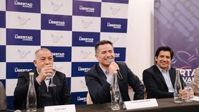 Luis Juez, Gabriel Bornoroni y Sebastián Roca, en la presentación de candidatos de LLA en Córdoba.