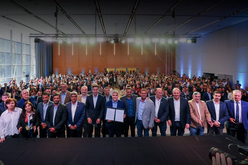 Martín Llaryora e intendentes de la provincia de Córdoba.