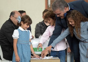 El conservador Iván Duque se impuso por amplio margen y es nuevo presidente