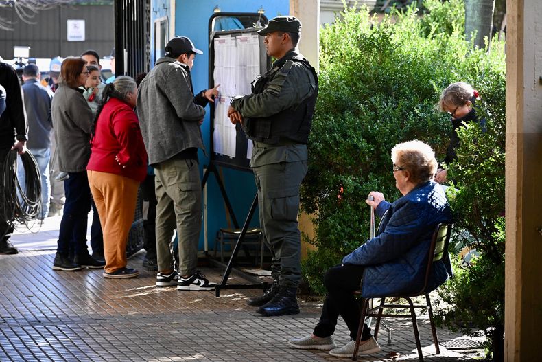 Revisión de padrones y espera para votar en la Ciudad de Buenos Aires.