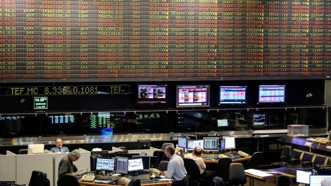 fin del efecto pais emergente: la bolsa cayo 8,8% y el dolar subio a $27,90