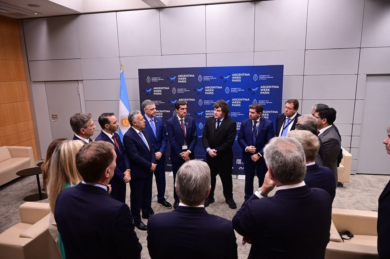 Javier Milei, en Francia, junto a 13 gobernadores.
