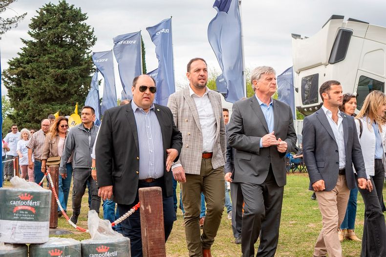 En el predio de La Rural de La Pampa, el presidente de la Agrícola, Ignacio de la Iglesia, junto al intendente capitalino Luciano di Nápoli y el gobernador Sergio Ziliotto.