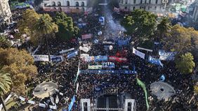 La multitud reunida en Plaza de Mayo, apenas una porción de otra inmensa movilización federal en defensa de las univerdades. La multitud reunida en Plaza de Mayo, apenas una porción de otra inmensa movilización federal en defensa de las univerdades.