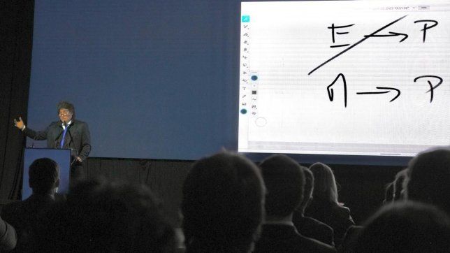 Javier Milei en la Bolsa de Comercio de Rosario: el presidente eligió hablar de teoría económica.