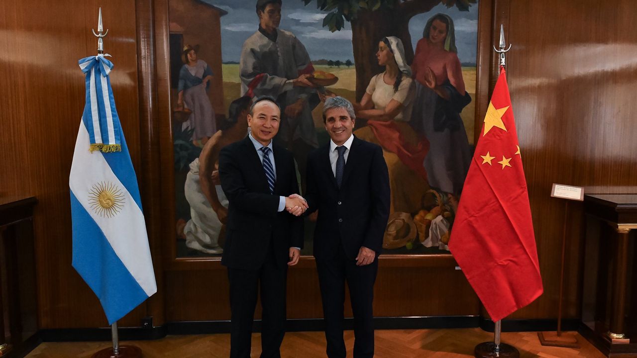 Toto Caputo con el embajador chino Wang Wei