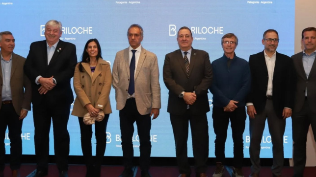 Walter Cortés y el secretario de Turismo de Bariloche, Sergio Herrero, junto a Daniel Scioli y representantes del sector durante el lanzamiento de la temporada 2025. 