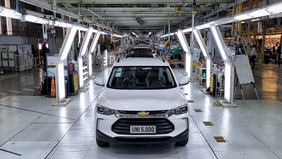 La falta de dólares para pagar importaciones o deuda externa de las empresas pegó en la industria automotriz