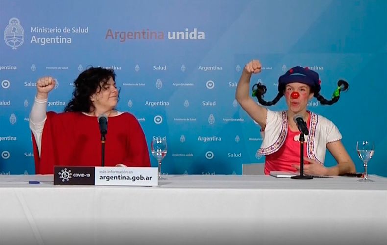 La ministra Carla Vizzotti y la payasa Filomena: coreo infantil en la pandemia. Javier Milei recurre a un funcionario de esa admibistración en plena crisis por el fentanilo contaminado. 