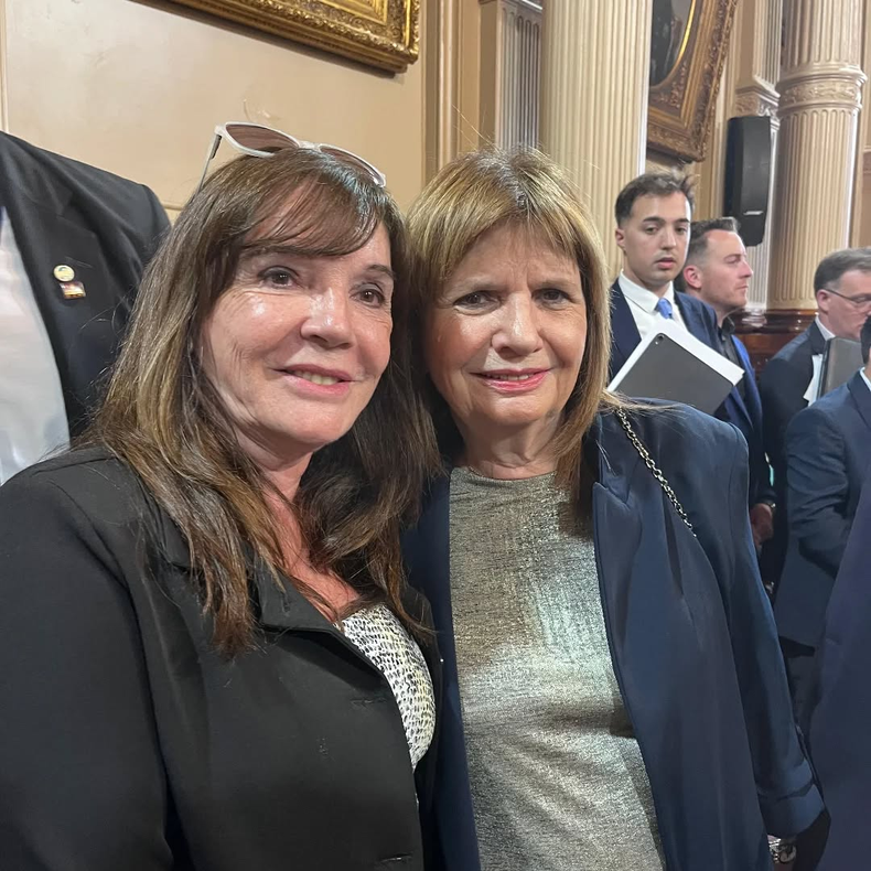 Zuly Cauzzi junto a la senadora Patricia Bullrich.