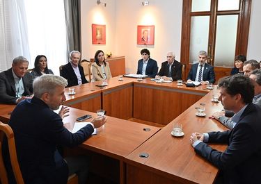 Rogelio Frigerio junto a representantes de la UIER y el Consejo Empresario. El Círculo Rojo de Entre Ríos se entusiasma con la reforma laboral.