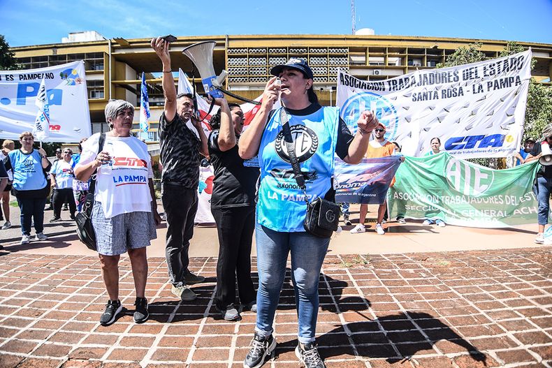 Las dos CTA y ATE encabezaron la protesta en Casa de Gobierno: reclaman el tradicional bono de fin de año y otras mejoras salariales y laborales. FOTO: www.radiokermes.com