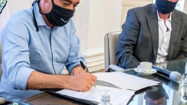 con un guino a las telcos, javkin se mete en la batalla de las antenas