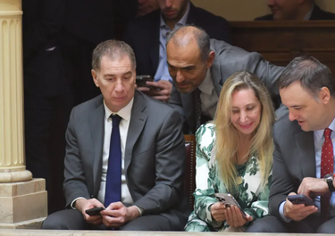 La mesa política de la Casa Rosada sigue de cerca el paro y la sesión en Diputados.