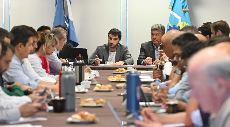 Equipo. Torres encabeza una reuni&oacute;n de gabinete provincial flanqueado por su vice, el radical Gustavo Menna.