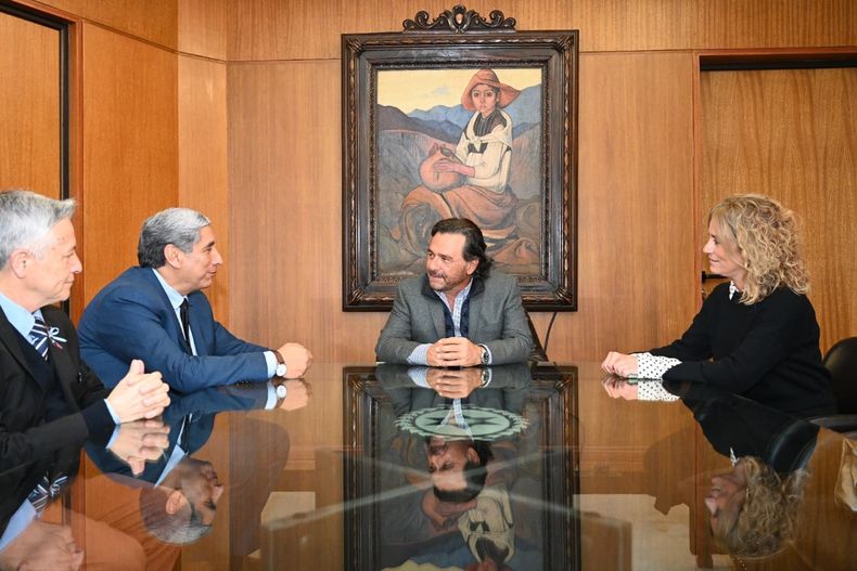 Gustavo S&aacute;enz y Miguel Nina junto a la decana de la Facultad de Ciencias Econ&oacute;micas, Teodelina Zuvir&iacute;a, y al secretario general del Rectorado, Juan Mariscal Rivera.