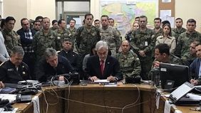 Piñera habló de una “guerra”, pero su jefe militar lo refutó