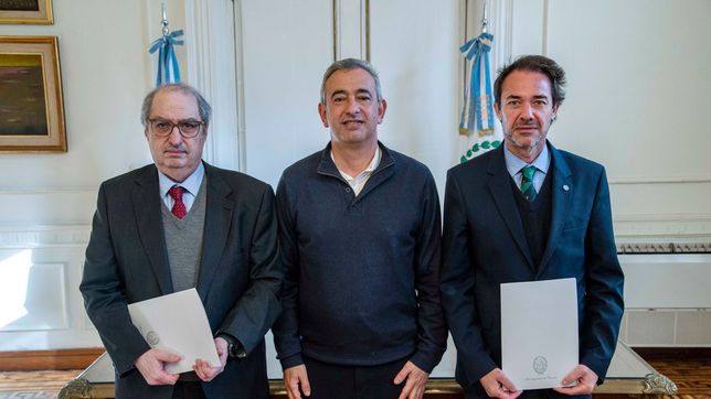 Pablo Javkin junto a los decados de las facultades de derecho de la UCA y la UNR