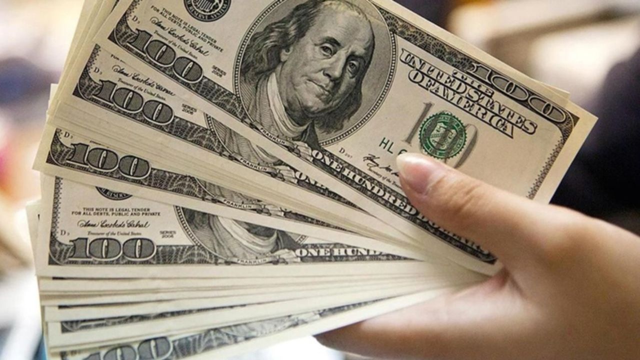 El dólar subió 13 centavos y cerró cerca de los 25 pesos