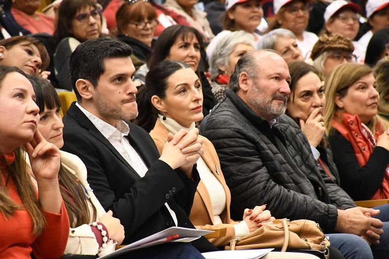 Diputada Romina Mota, concejala Romina Paci, presidente de la UCR Federico Guidugli, viceintendenta de Santa Rosa Romina Montes de Oca (PJ), senador Daniel Kroneberger, diputada nacional Marcela Coli, durante el Encuentro de las Mujeres de la UCR.