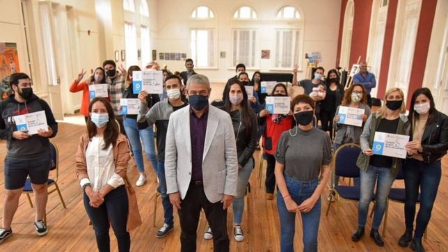 ferraresi y mendoza entregaron creditos para construir viviendas en quilmes