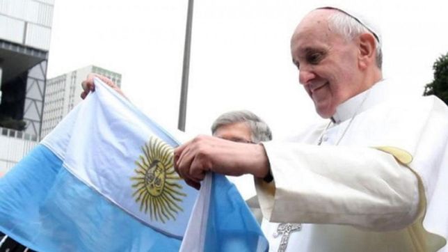 Jorge Bergoglio con la bandera argentina (JMJ Rio 2013)