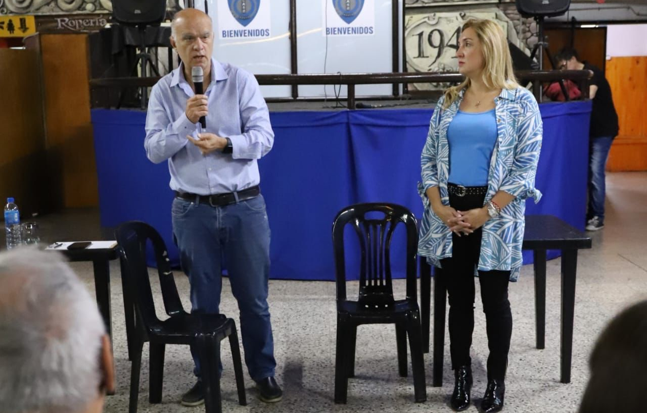 Néstor Grindetti en un acto con la senadora provincial Aldana Ahumada en Merlo