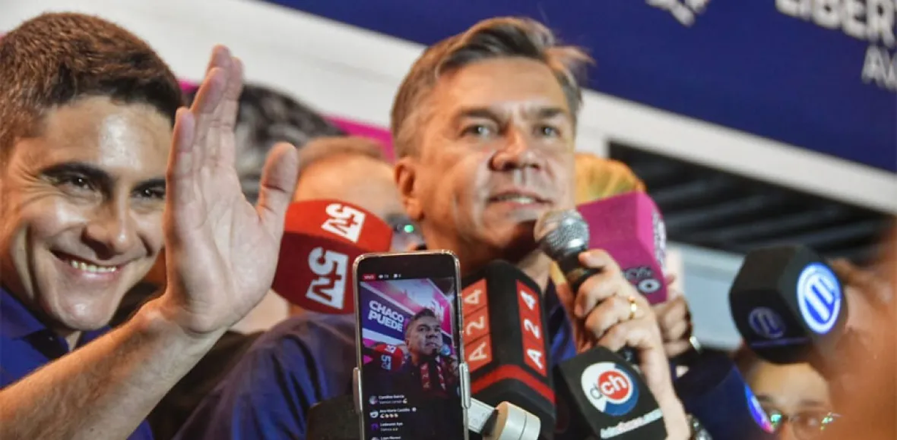 El festejo del gobernador Leandro Zdero, junto al candidato a diputado provincial Julio Ferro: en Chaco le salió bien el experimento a Karina Milei.
