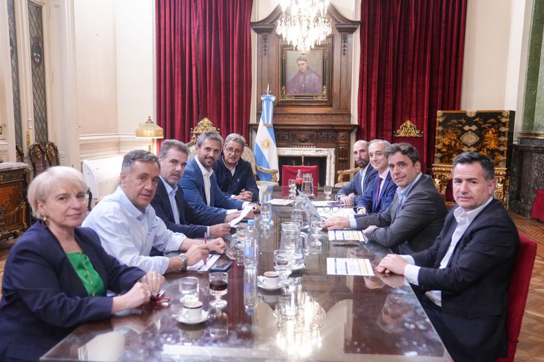 El bloque de diputados del PRO con funcionarios de Javier Milei, debatiendo sobre los fondos a universidades.&nbsp;