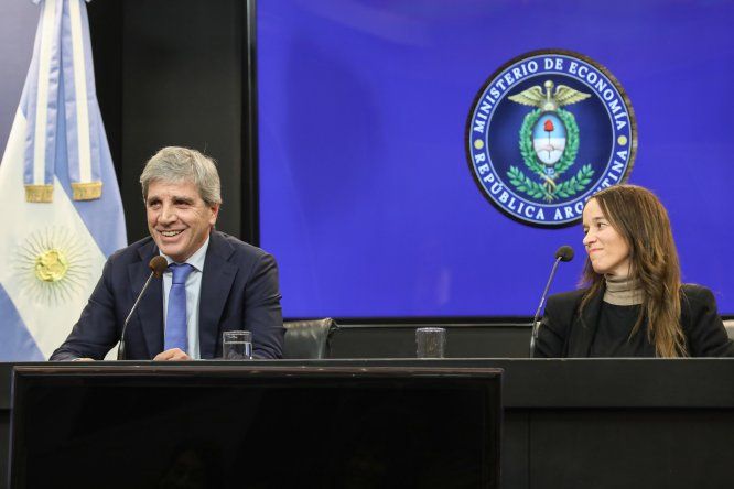 Toto Caputo refuerza el blindaje de la inocencia fiscal para rescatar los dólares del colchón