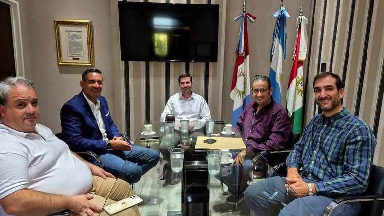 Fernando Rambaldi, junto al ministro de Cooperativas, Gustavo Brandán, y el legislador peronista, Miguel Siciliano. El gobierno de Martín Llaryora entregó fondos para el Festival del Lomito en La Calera.