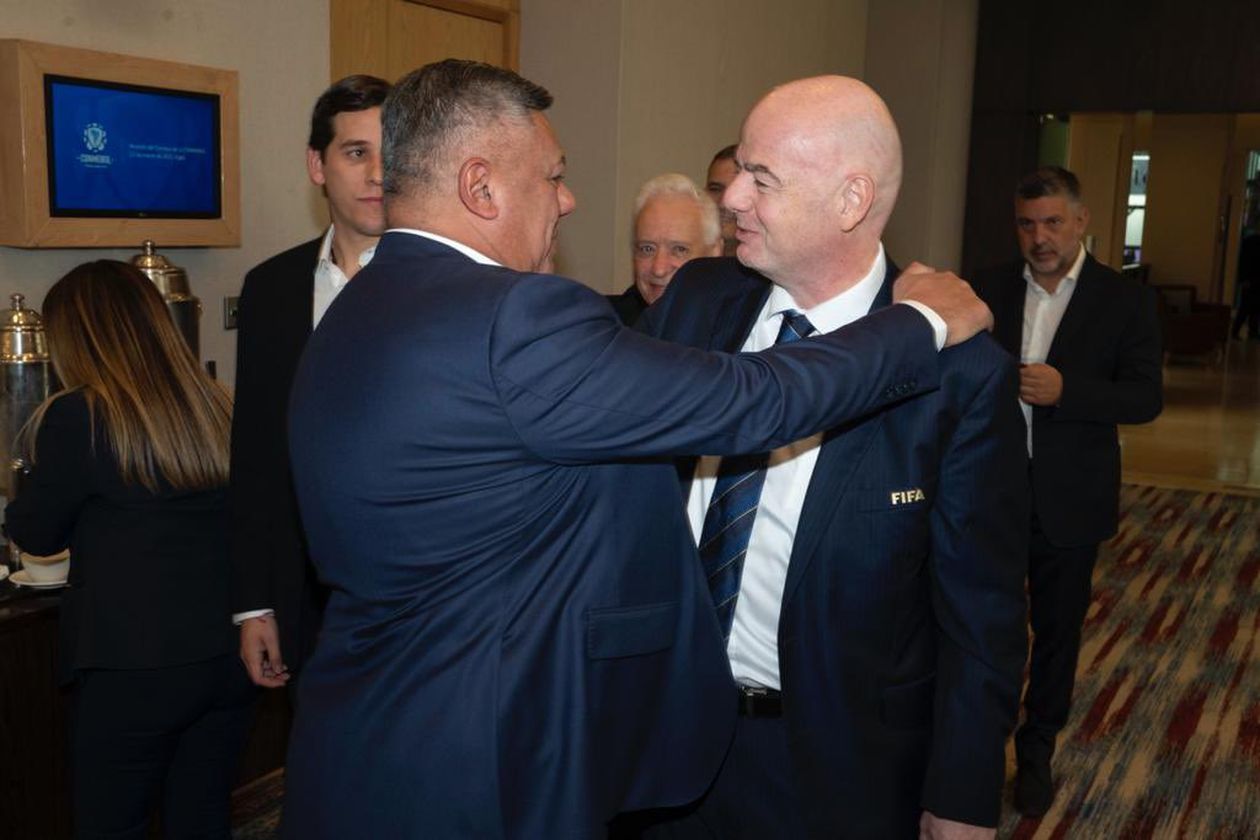 Claudio Tapia con el presidente de la FIFA Giovanni Infantino.