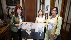 Las candidatas de Fuerza Patria en Neuquén visitaron a CFK y le llevaron un cuadro con una foto de Néstor Kirchner con Felipe Sapag, el fundador del MPN. 