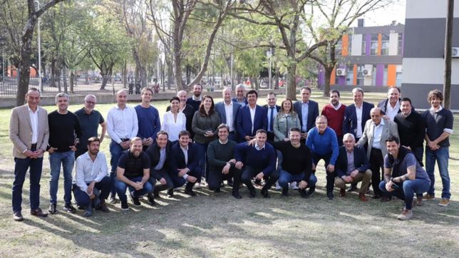 unidos y organizados, intendentes oficialistas aguardan una senal de massa