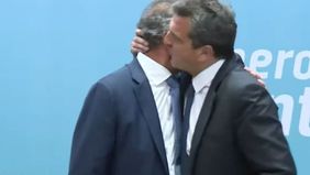 Massa ama a Scioli: foto, beso de oso y fuga