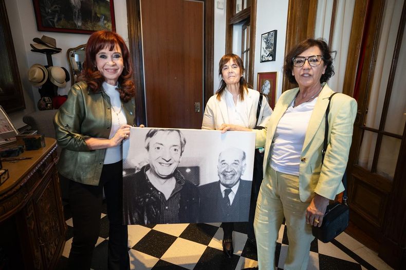 Las candidatas de Fuerza Patria en Neuquén visitaron a CFK y le llevaron un cuadro con una foto de Néstor Kirchner con Felipe Sapag, el fundador del MPN.&nbsp;