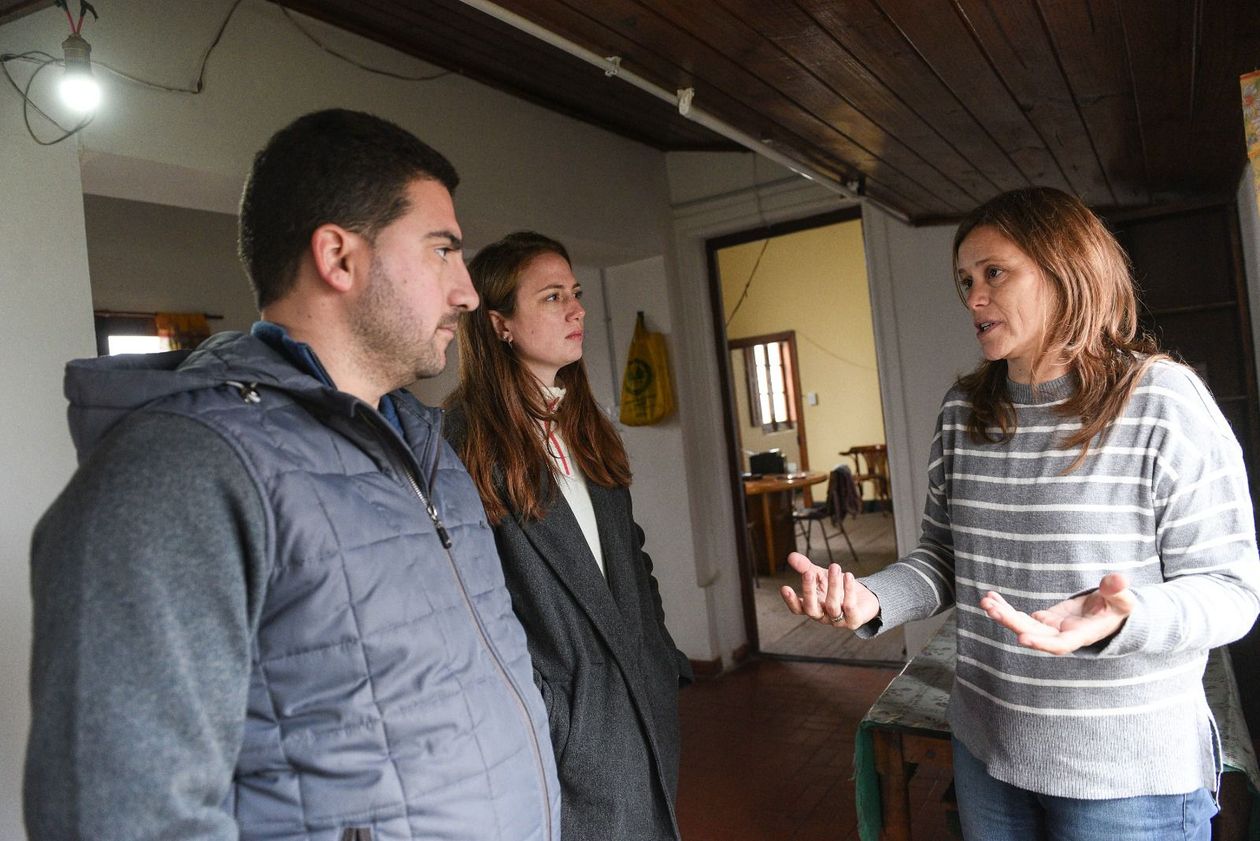 Elecciones 7S: Ramiro Egüen y Mercedes Squillaci en San Enrique junto a la delegada municipal, Valeria Irigoitía.