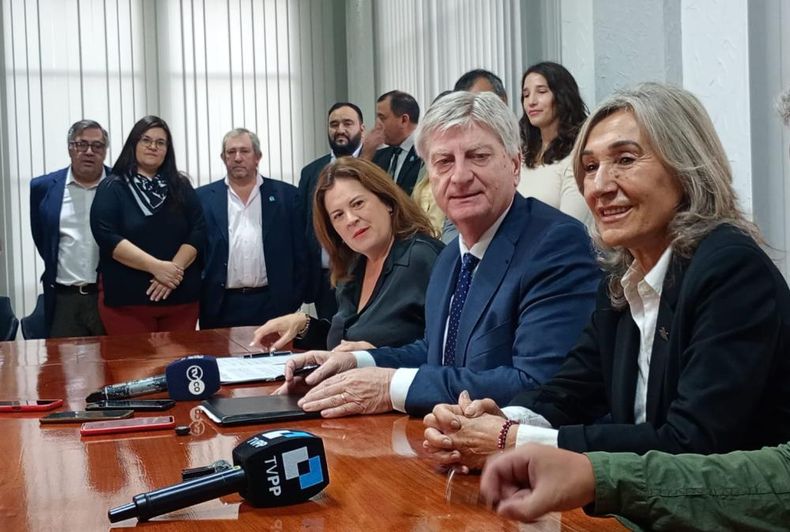 El gobernador de La Pampa, Sergio Ziliotto, este jueves, con las dos espadas del ultravernismo en General Pico: la intendenta Fernanda Alonso, la vicegobernadora Alicia Mayoral.