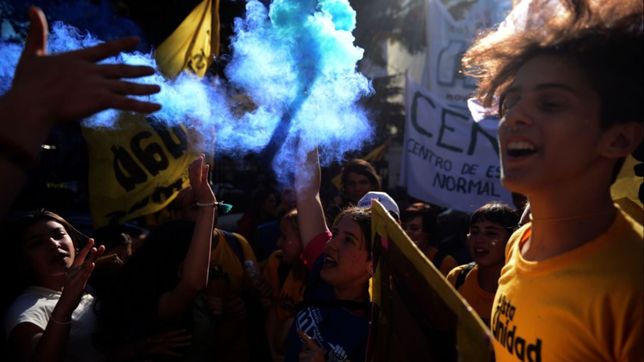 la marcha por la noche de los lapices, en fotos