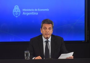 En modo Twitter, Massa hizo ostentación de lapicera