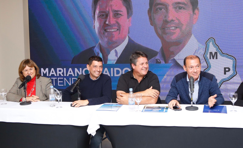 El gobernador Omar Gutiérrez con Marcos Koopmann, Ana Pechen y Mariano Gaido 