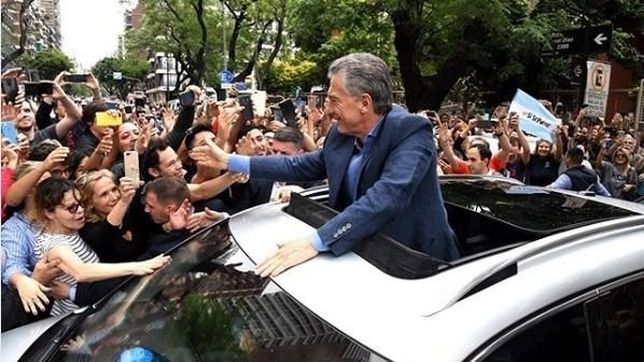 funcionarios del gobierno y legisladores recorren escuelas y solo descansa macri