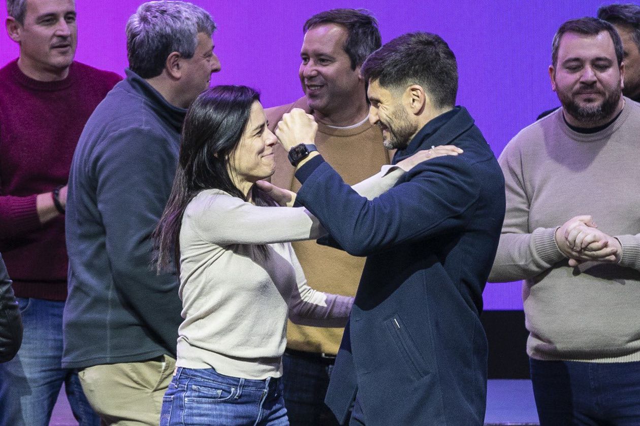 Maximiliano Pullaro abraza a Carolina Labayru, la candidata de Unidos para Cambiar Santa Fe en Rosario.